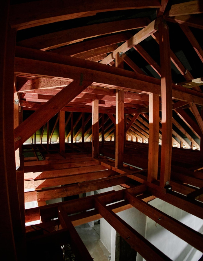 Structure intérieure d’une charpente traditionnelle en bois